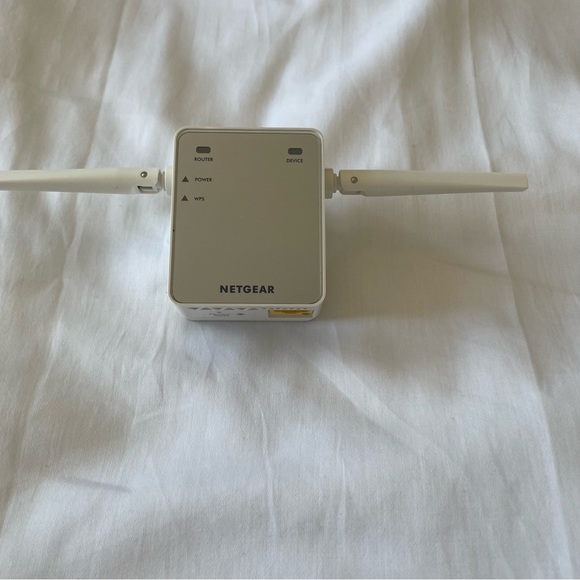 NETGEAR EX2700 – N300 WiFi Range Extender Essentials Edition - Picture 6 of 8